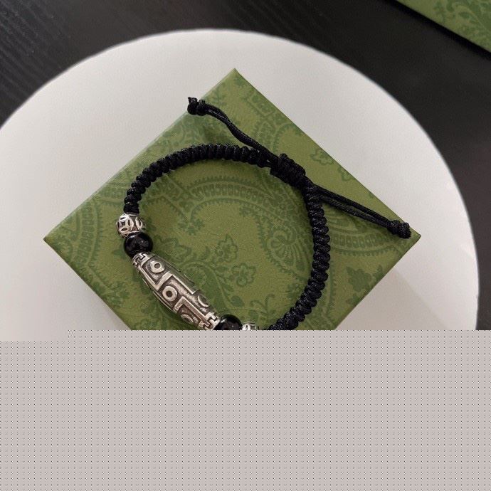 G*u*i bracelets